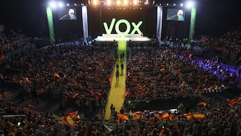 Militantes de VOX reunidos en