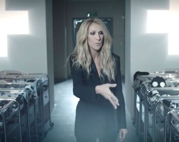 Después de esparcir diamantina, el