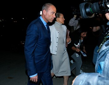 Avenatti, mientras sale de comisaría de policía a donde fue llevada, acusado de agredir a su ex esposa. (REUTERS/Mike Blake)