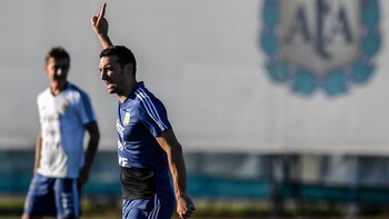 Lionel Scaloni prepara el equipo