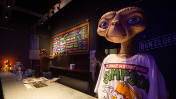 En la barra del bar,