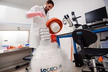 Mike Selden controla el atún