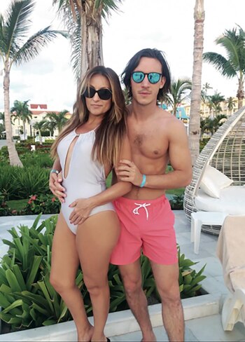 Marcela Tauro y su novio,