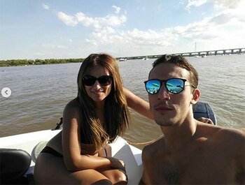 Marcela Tauro y su novio,