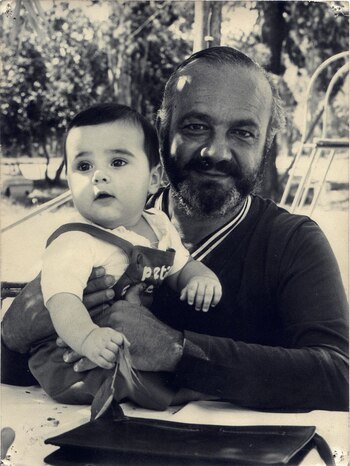 Pipi bebé en brazos de