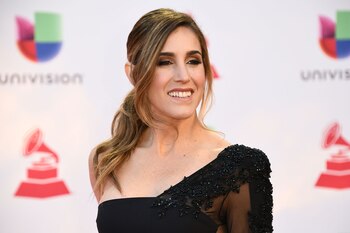 La cantante eligió un maquillaje ahumado t llevó una cola de caballo baja para completar el beauty look