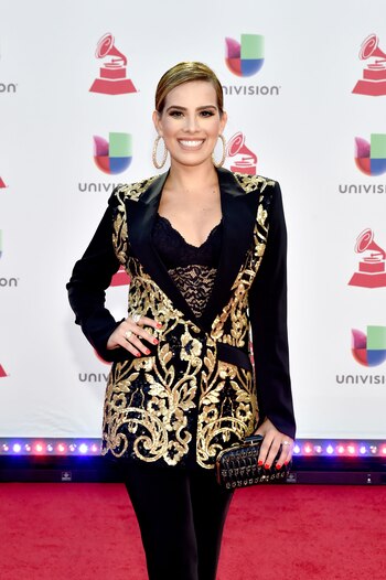 Andrea Chediak decidió no llevar vestido y se inclinó por un equipo de dos piezas con guiños barrocos
