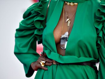 Los accesorios: collares, anillos y cinturón metalizados con piedras