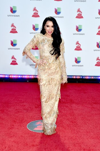 Beatriz Luengo, otra de las celebrities que optó look de mangas largas bordado en paillettes