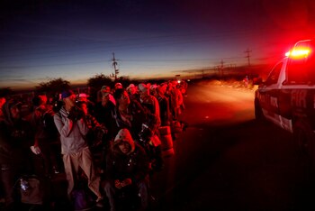 Migrantes centroamericanos en una carretera