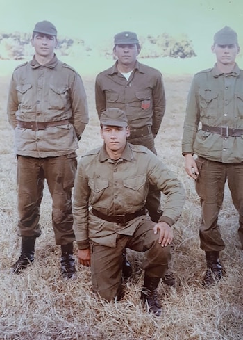 Víctor Rodríguez -arrodillado. junto a