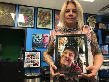 La viuda asegura que se