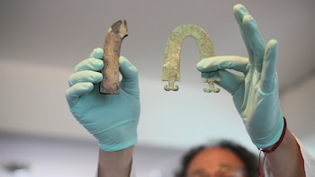 Objetos decorativos hallados en la