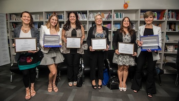 Las ganadoras posan con sus