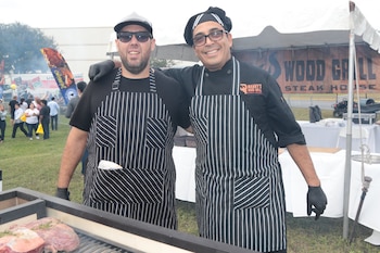 Flavio Domingo acompaña al asador