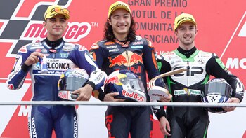 Can Oncu (en el medio)