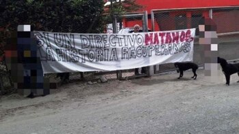 La pancarta fue instalada por