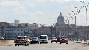 Varios autos pasan por el