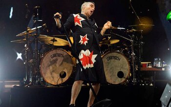 Robbie Williams salió al escenario vestido de boxeador (Foto: @NoticiasSol)