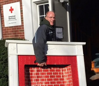 El hombre coloca sofás y chimeneas artificiales para convertir el espacio en un auténtica sala de estar (Cortesía: Pat Fish/The Washington Post)