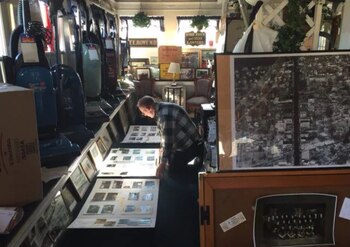 Scott Macaulay revisando fotografías de otras celebraciones de Acción de Gracias que ha organizado en la iglesia (Cortesía: wickedlocal.com/The Washington Post)