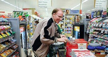 Scott Macaulay compra las cosas en un supermercado y prepara la cena de Acción de Gracias en su comunidad (Cortesía wickedlocal.com/The Washington Post)