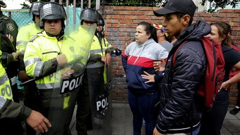 Colombianos charlan con policías que