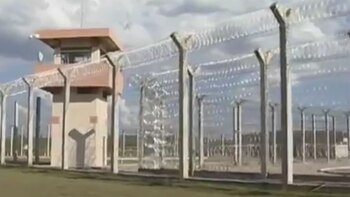 Al igual que las otras prisiones de máxima seguridad, tiene 208 celdas individuales y 12 más de completo aislamiento