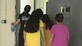 Las visitas son muy acotadas y los familiares deben pasar muchos controles