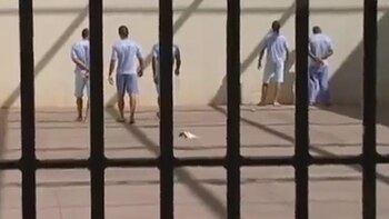 Los presos en uno de los patios internos de la cárcel