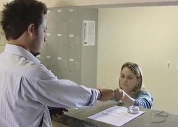 Se les retienen los documentos y ahí mismo se averigua sobre antecedentes