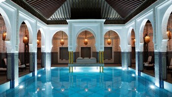 Uno de los mejores hoteles del mundo tiene una pileta digna del mismo calificativo. El estilo hammam de la piscina de La Mamounia reúne estilo, belleza, paz y exclusividad