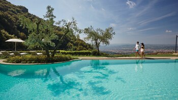 Villa San Michelle permite tener a los pies toda Florencia. Vistas tan increíbles como la propia piscina dentro de un antiguo monasterio franciscano, cuya fachada -aún en pie- diseño Miguel Angel