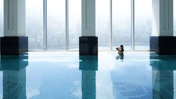 El Ritz-Carlton Shanghai Pudong crea una piscina con recorrido semicircular que balconea a la ciudad