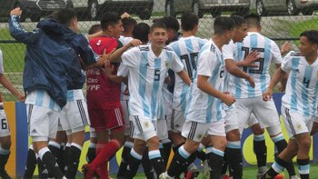 El festejo de los chicos cuando se impusieron ante Brasil en Granja Comary (Foto: @Argentina)