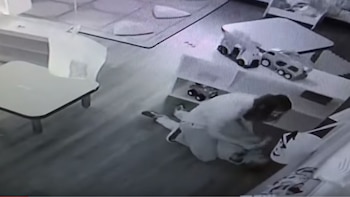 La empleada de la guardería trató de encubrir el abuso diciendo que fue el niño quien se provocó las lesiones (Foto: Especial Telemundo)