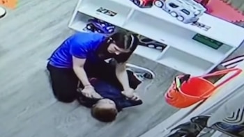 En el video se ve a la mujer jaloneando y abofeteando al niño quien se encuentra sometido en el piso (Foto: Especial Telemundo)