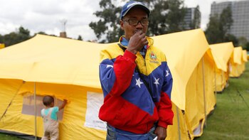 A Un migrante venezolano en