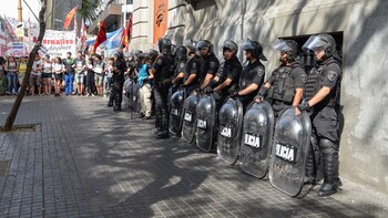 Efectivos de Infantería custodian el