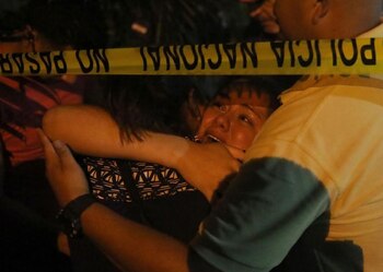 Una mujer llora en la