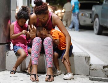 Una mujer llora con sus