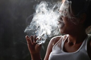 Una mujer fuma marihuana que