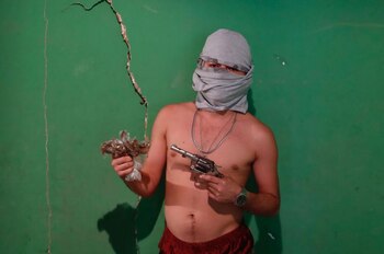 Un pandillero con el rostro