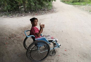 Una mujer en silla de