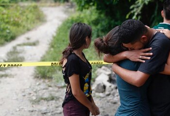 Familiares de una víctima lloran