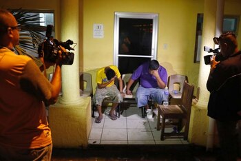 Dos personas se cubren sus