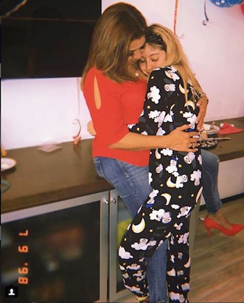 Con su mamá, Carolina Cisneros,