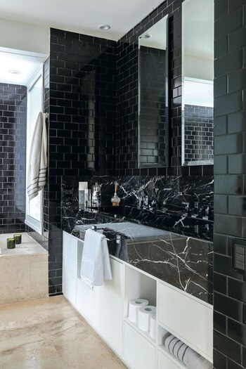 Baño con mármol negro marquina
