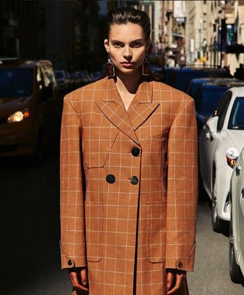 Charlee posando para una de