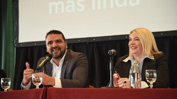 Bertone junto al intendente de